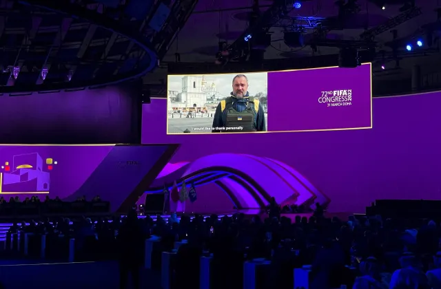 Szef ukraińskiej federacji na kongresie FIFA w kamizelce kuloodpornej