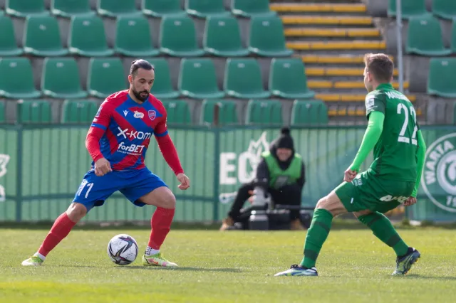 Raków nie dał szans Warcie Poznań. Kuriozalny samobój Ivanova [WIDEO]