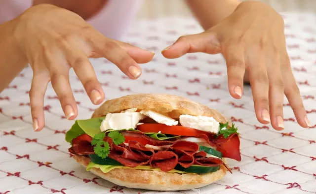 Zajadasz stres? Jak zapanować nad dietą, gdy jesteśmy zdenerwowani?