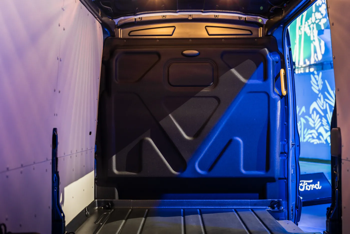 ford-etransit-37411124.jpg