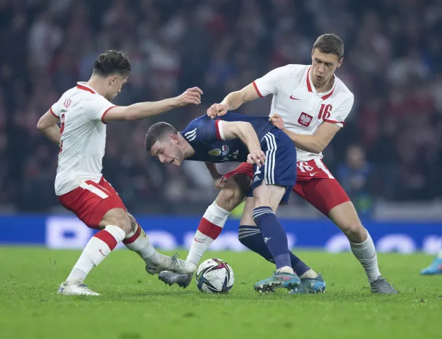 Gol z rzutu karnego w doliczonym czasie gry ratuje Polaków przed porażką