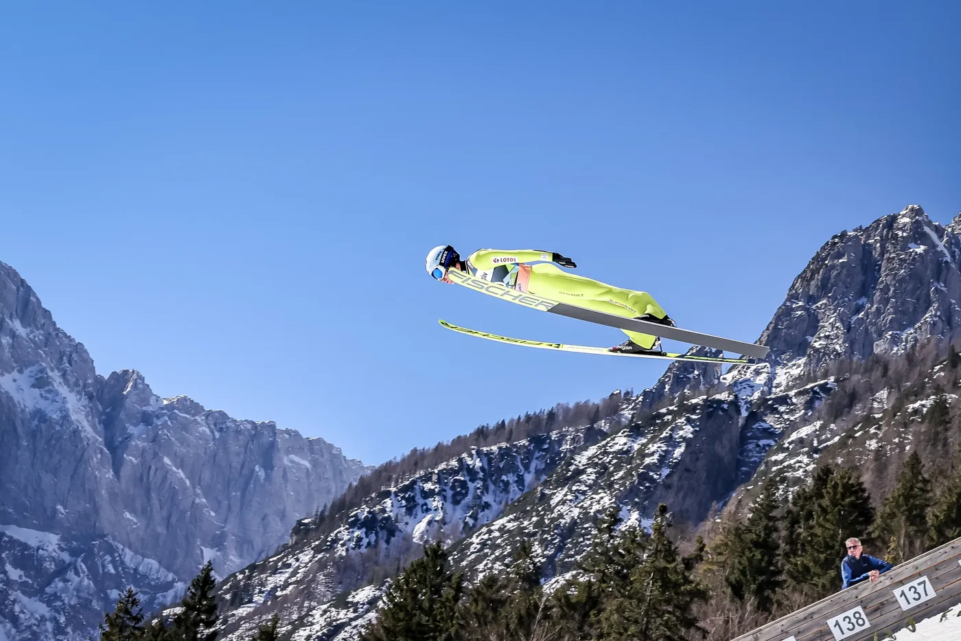 Polacy tuż za podium w drużynówce w Planicy. Pewna wygrana Słowenii