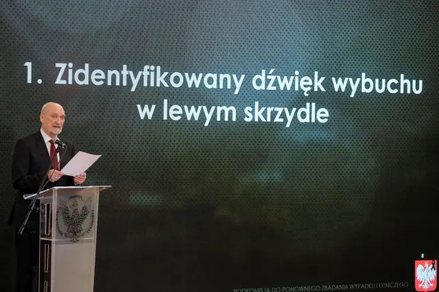 Macierewicz przedstawił raport smoleński. "Przyczyną wybuch na lewym skrzydle"
