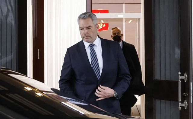 Kanclerz Austrii Nehammer przez ok. godzinę rozmawiał z Putinem