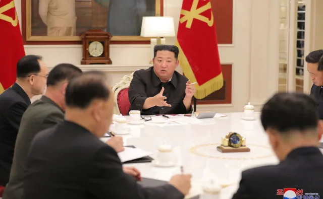 Kim Dzong Un krytykuje urzędników za "niedojrzałość" w walce z COVID-19