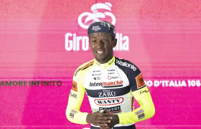 Girmay wycofał się z Giro d'Italia po uderzeniu... korkiem od szampana