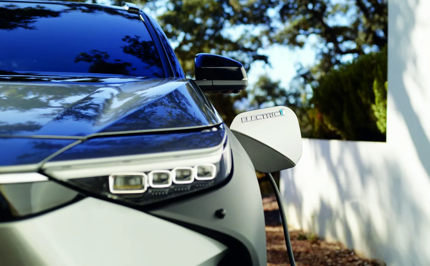 Toyota bZ4X ujawniona. Koniec kierownicy, dwie wersje mocy i duża trwałość napędu