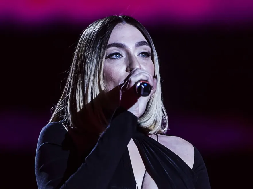 Piosenkarka popisała się biustem na koncercie z okazji Święta Pracy. FOTO