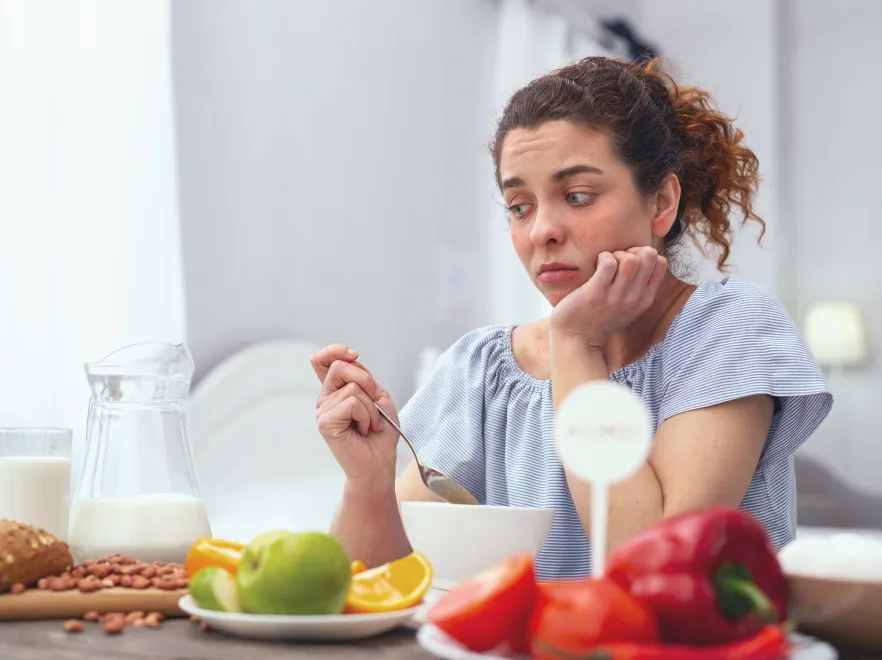 Rano w ogóle nie masz ochoty na jedzenie? Oto prawdopodobne przyczyny