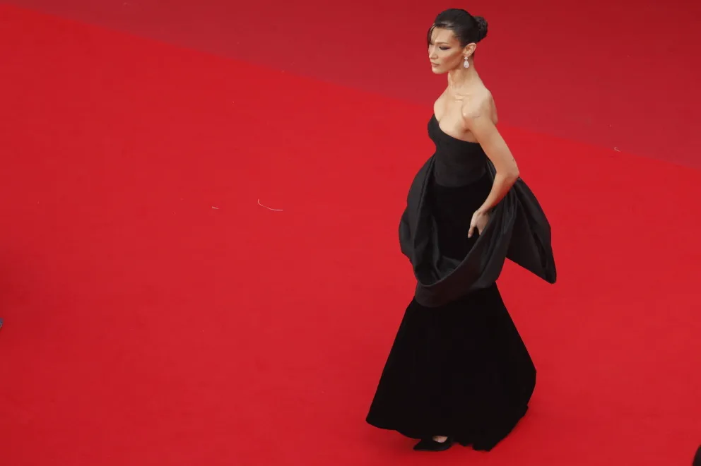 "Taka młoda, a taka sztuczna". Bella Hadid po wizycie w Cannes zbiera niepochlebne komentarze za wygląd twarzy. FOTO