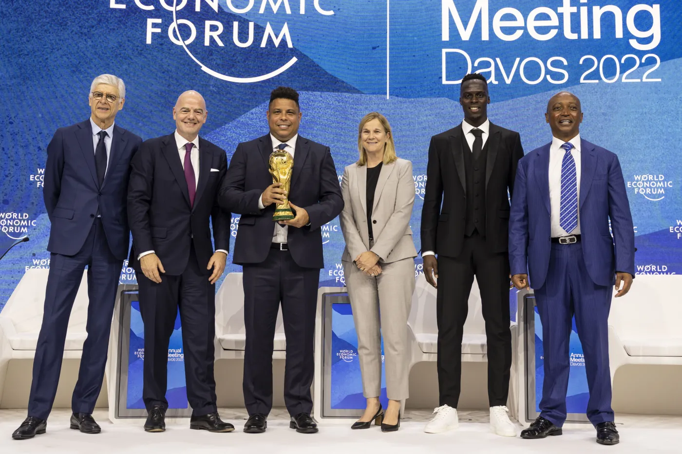 Arsene Wenger, Gianni Infantino, Ronaldo Luis Nazario de Lima, Jill Anne Ellis, Edouard Osoque Mendy i Patrice Motsepe