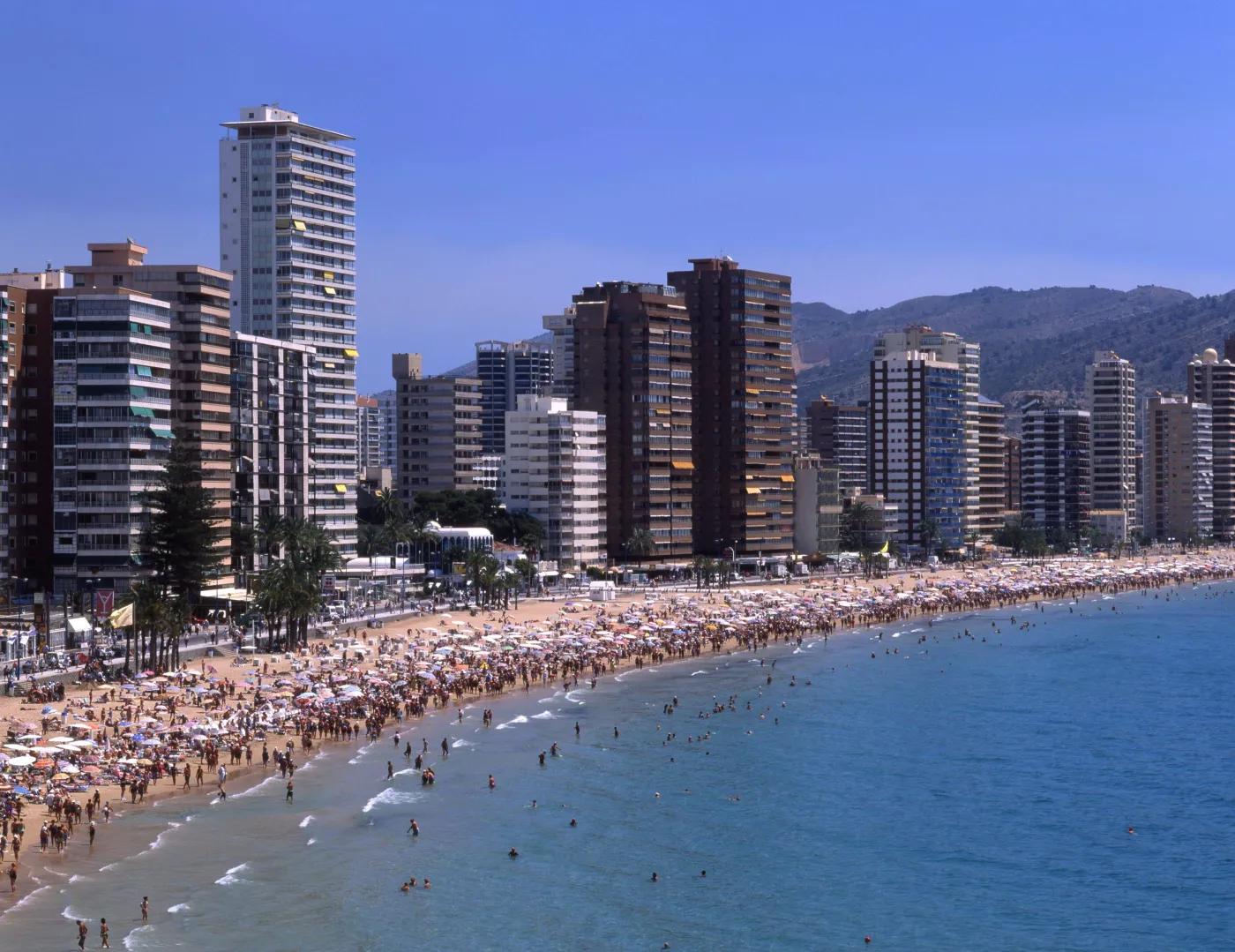 Fiesta na plażach Costa Blanca. Tysiące Brytyjczyków celebrują jubileusz Elżbiety II