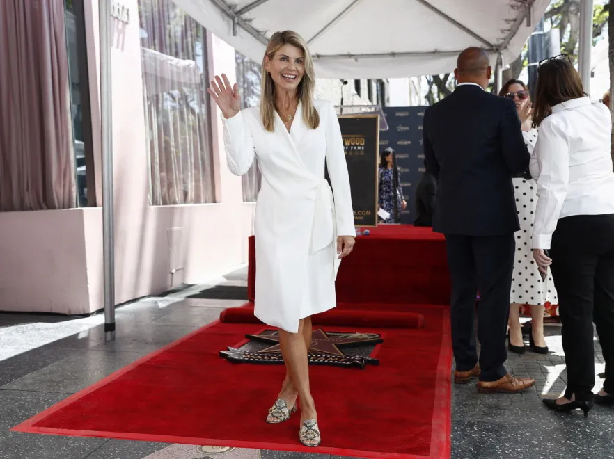 58-letnia Lori Loughlin czyli ciocia Becky z "Pełnej chaty" - po wyjściu z więzienia wygląda jeszcze lepiej! FOTO