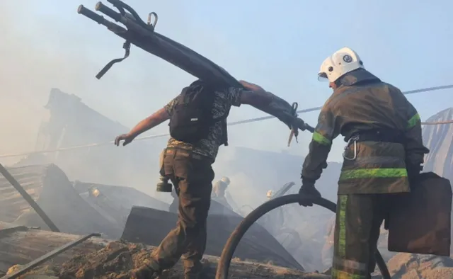 Atak na centrum handlowe w Krzemieńczuku. Pod gruzami znaleziono fragmenty ciał