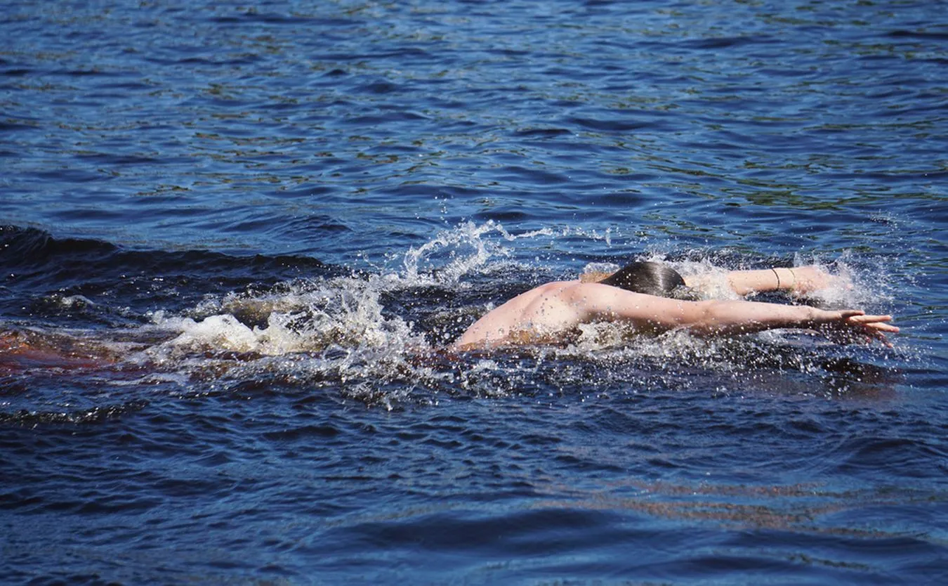 27-latek skoczył na główkę do rzeki. Grozi mu trwałe kalectwo