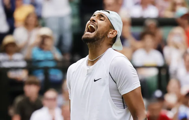 Kyrgiosowi grozi kolejna kara na Wimbledonie. Za czerwone buty i czapkę