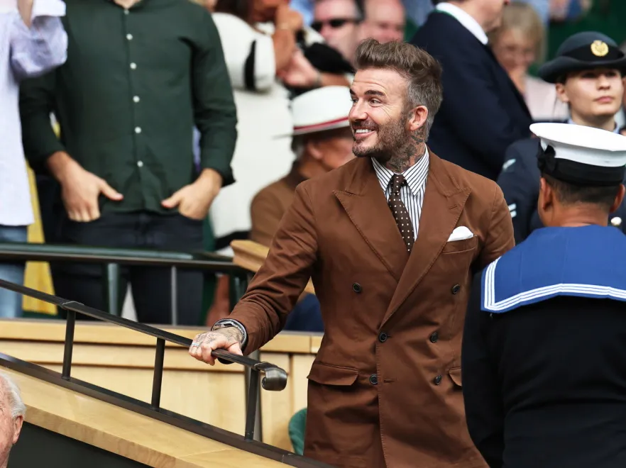 Maksymalna dawka dobrego stylu: David Beckham z mamą na trybunach Wimbledonu. FOTO