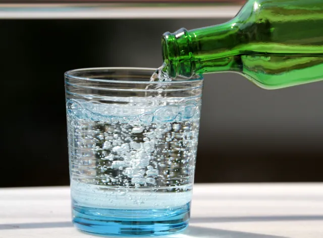 Firma Żywiec Zdrój: Obce substancje wykryto tylko w jednej butelce wody