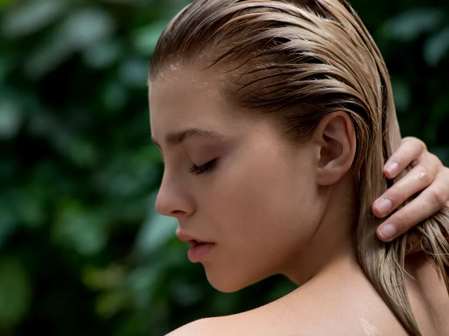 Pielęgnacyjny dekalog, o którym nie można zapominać, czyli skąd czerpać siłę do wzmacniania włosów latem?