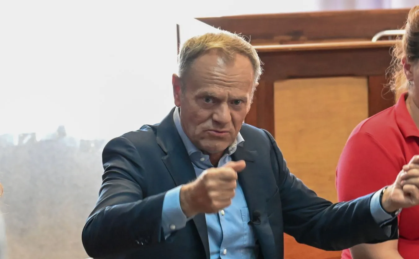 Kierowca Kaczyńskiego gnał na mszę, łamiąc przepisy. Tusk: Jarku, uważaj, proszę...