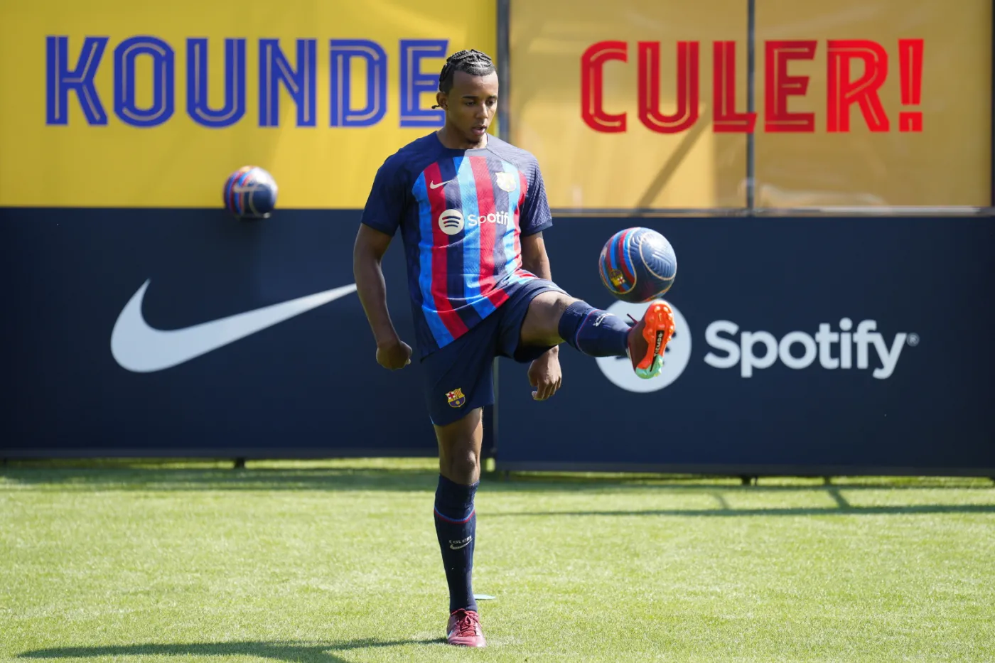 Barcelona sprzedała kolejne udziały i ogłosiła transfer Julesa Kounde