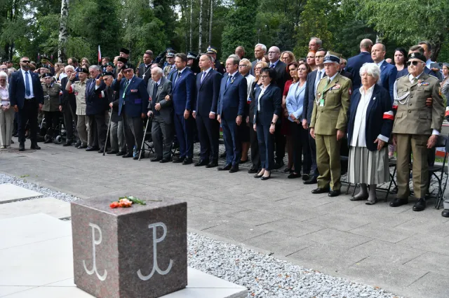 Przed pomnikiem Gloria Victis w godzinę "W" oddano hołd Powstańcom