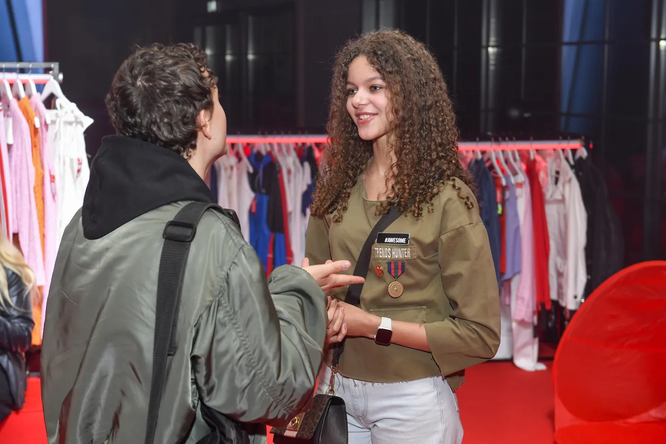 Emilia z "Rodzinki.pl" pozuje na plaży. Uwagę przykuwa ażurowy top [FOTO]