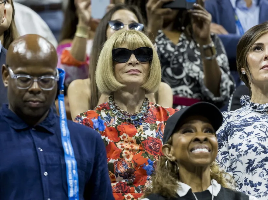 To ona tak umie...?! Wyjątkowo swobodne zachowanie Anny Wintour na widowni US Open. FOTO