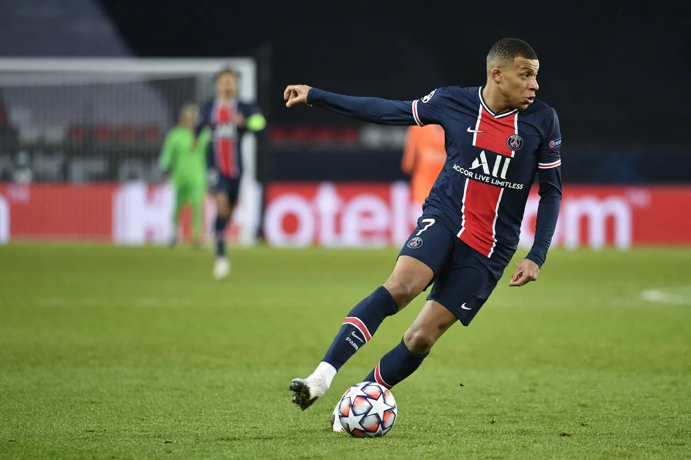 Kylian Mbappe katem Nantes. PSG obroniło fotel lidera