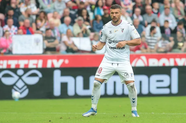 Podolski do kibiców Legii: Słoiki, nauczcie się geografii. Odra nie płynie przez Zabrze