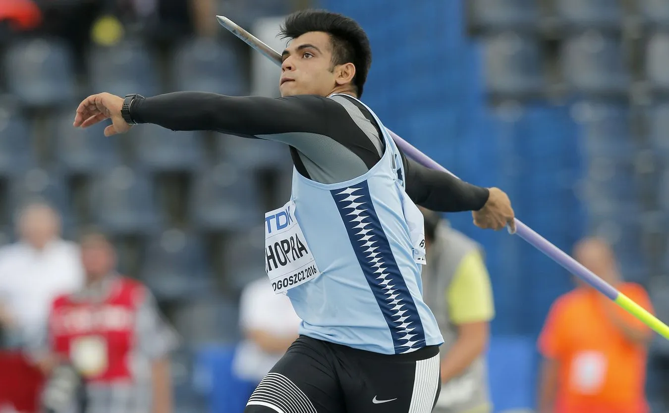Mistrz olimpijski Hindus Chopra z oszczepem... na lodowcu