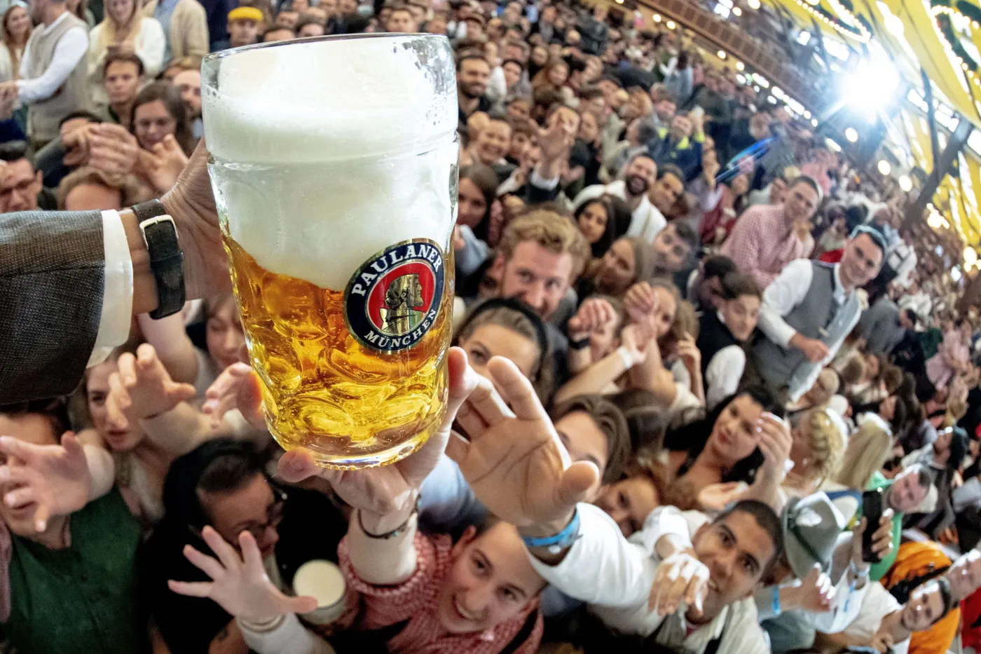 Oktoberfest wrócił po pandemii. "Tłumy rzuciły się w stronę namiotów piwnych"