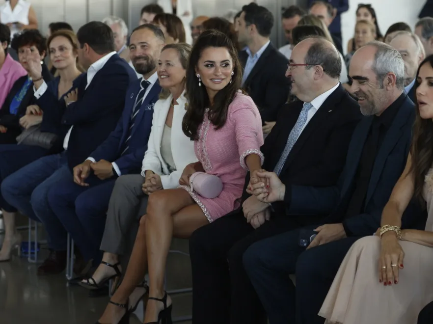 "Za stara na bycie lalą". Penelope Cruz skrytykowana za luksusową interpretację stylu Barbiecore. FOTO