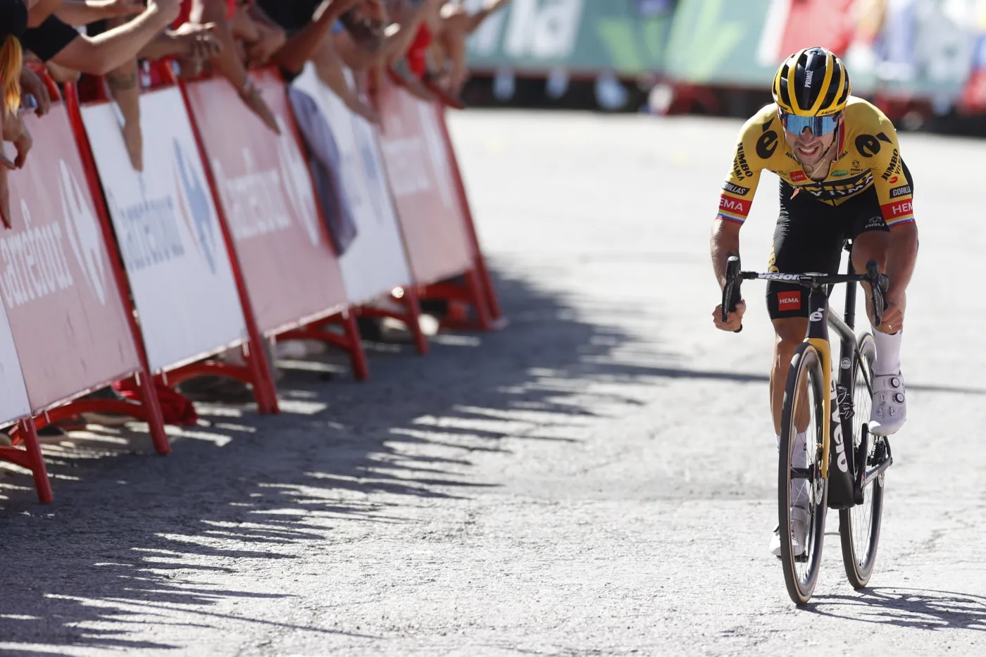 Roglic stracił panowanie nad rowerem. Na metę 16. etapu Vuelta a Espana przyjechał zakrwawiony