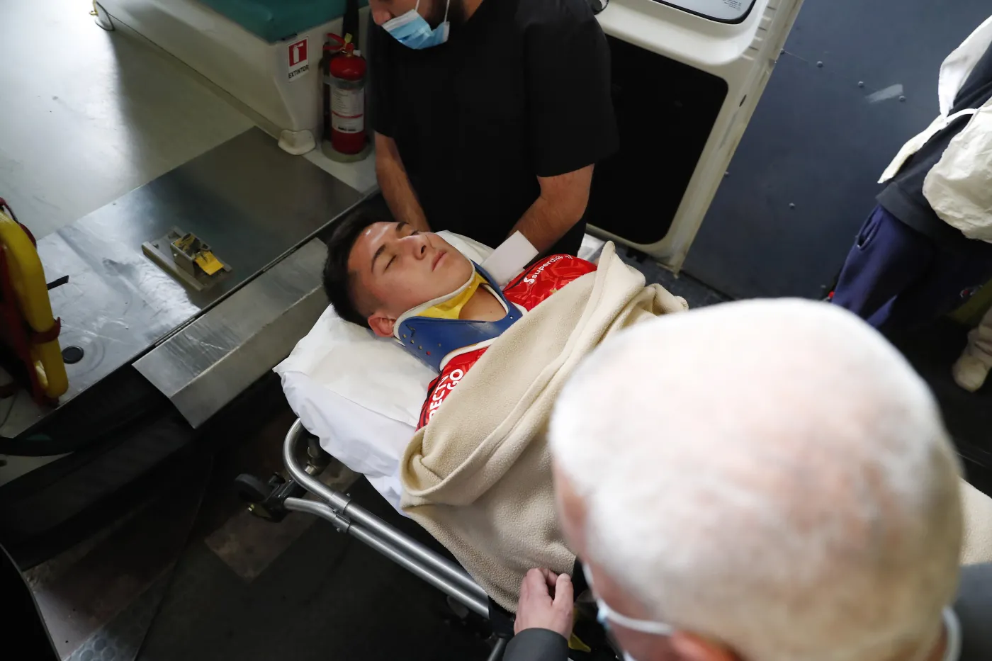 Bramkarz zniesiony z boiska. Obok niego wybuchła petarda [WIDEO]