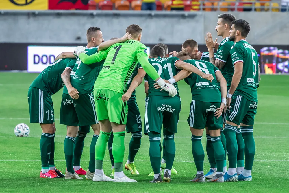 Eliminacje Ligi Konferencji: Śląsk wraca z Estonii ze skromną zaliczką