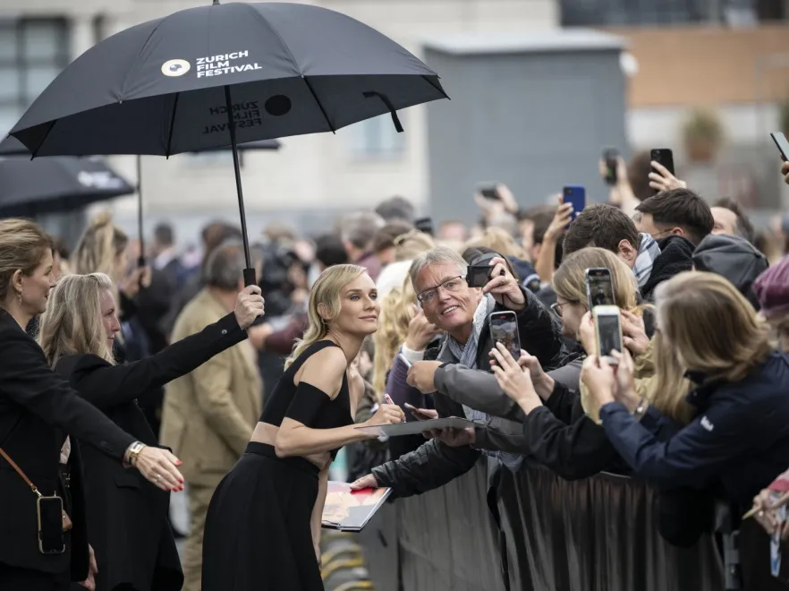 Nagi brzuch i spódnica BARDZO mini. Odważne poczynania stylizacyjne 46-letniej Diane Kruger. FOTO