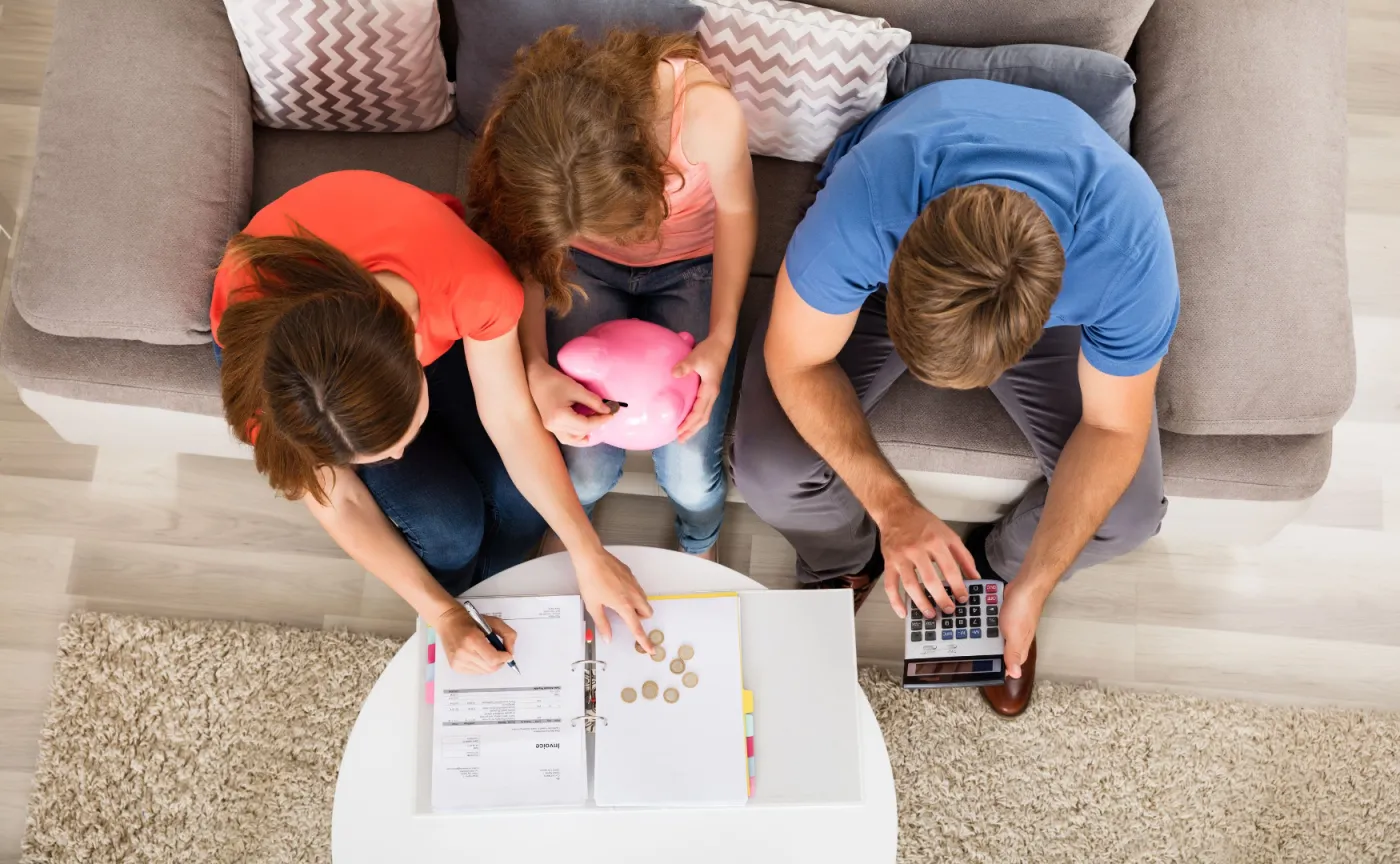 Przez inflację Polacy mają mniej oszczędności. Większość wydali na spłaty kredytów