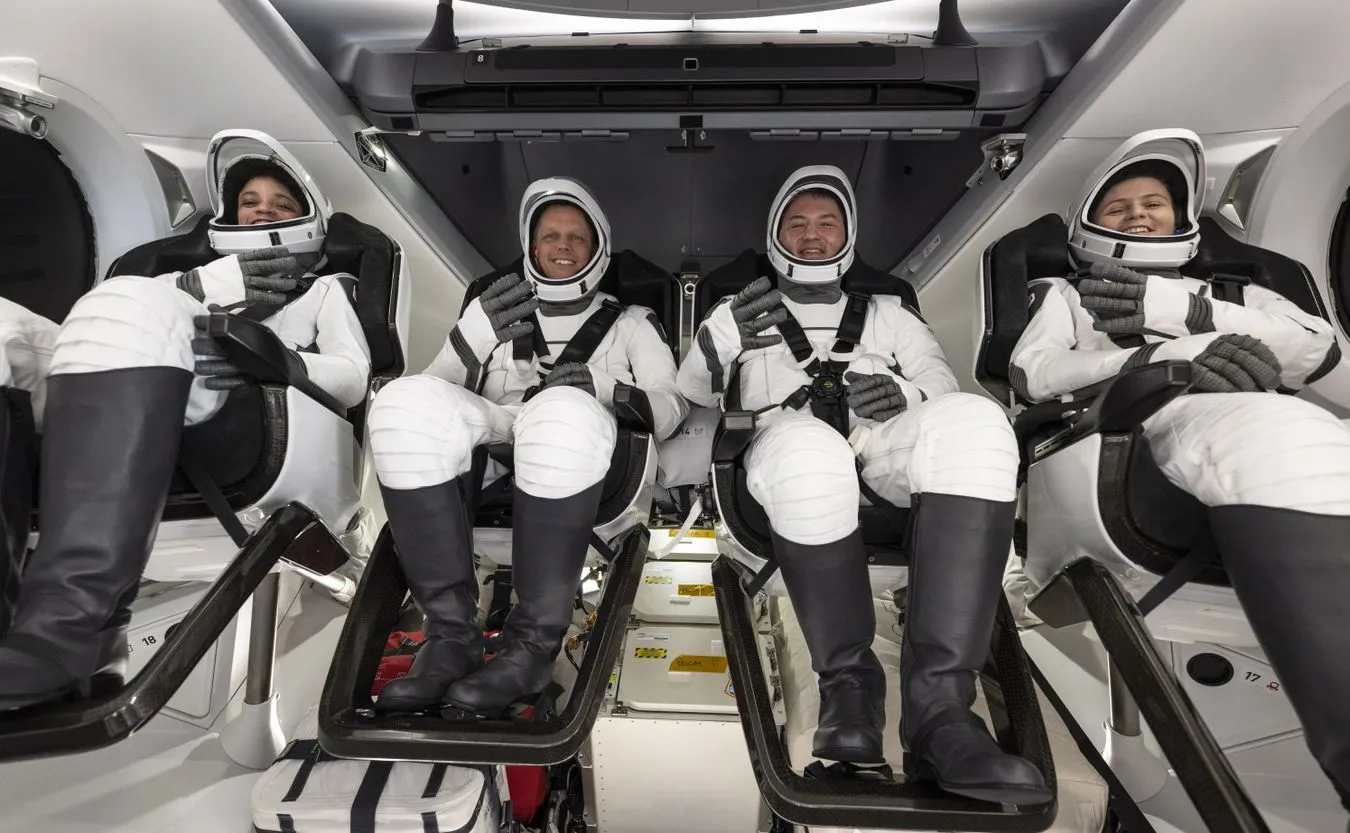 Astronauci SpaceX po sześciu miesiącach pobytu w Kosmosie wrócili na Ziemię