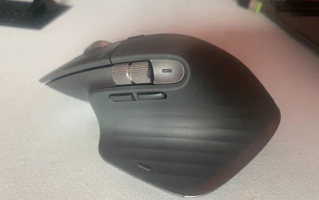 Logitech ma nową mysz dla maców. Od wersji PC różni się... napisem