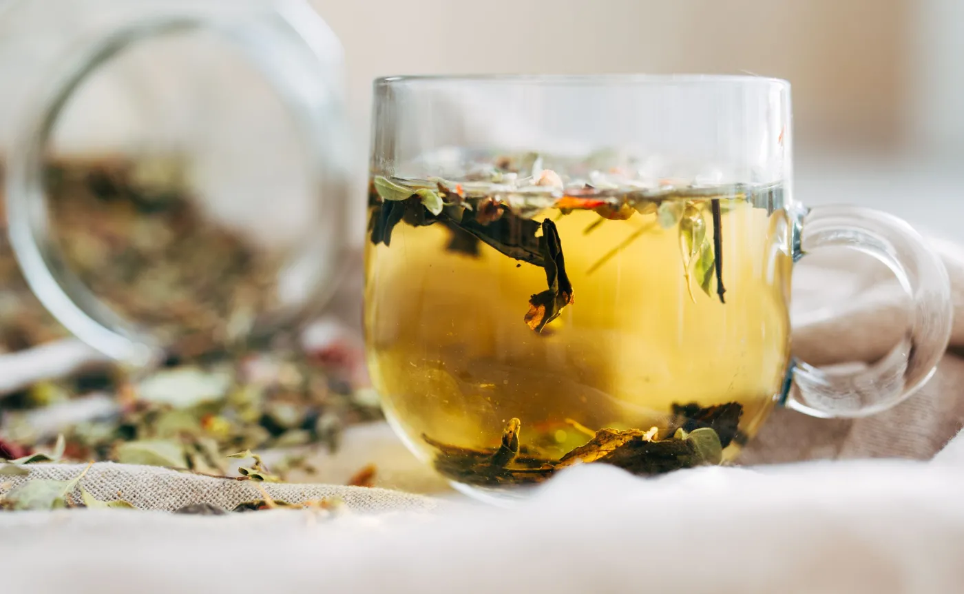 Jak pokonać ból gardła i chrypkę? Wypróbuj domowe płukanki ziołowe