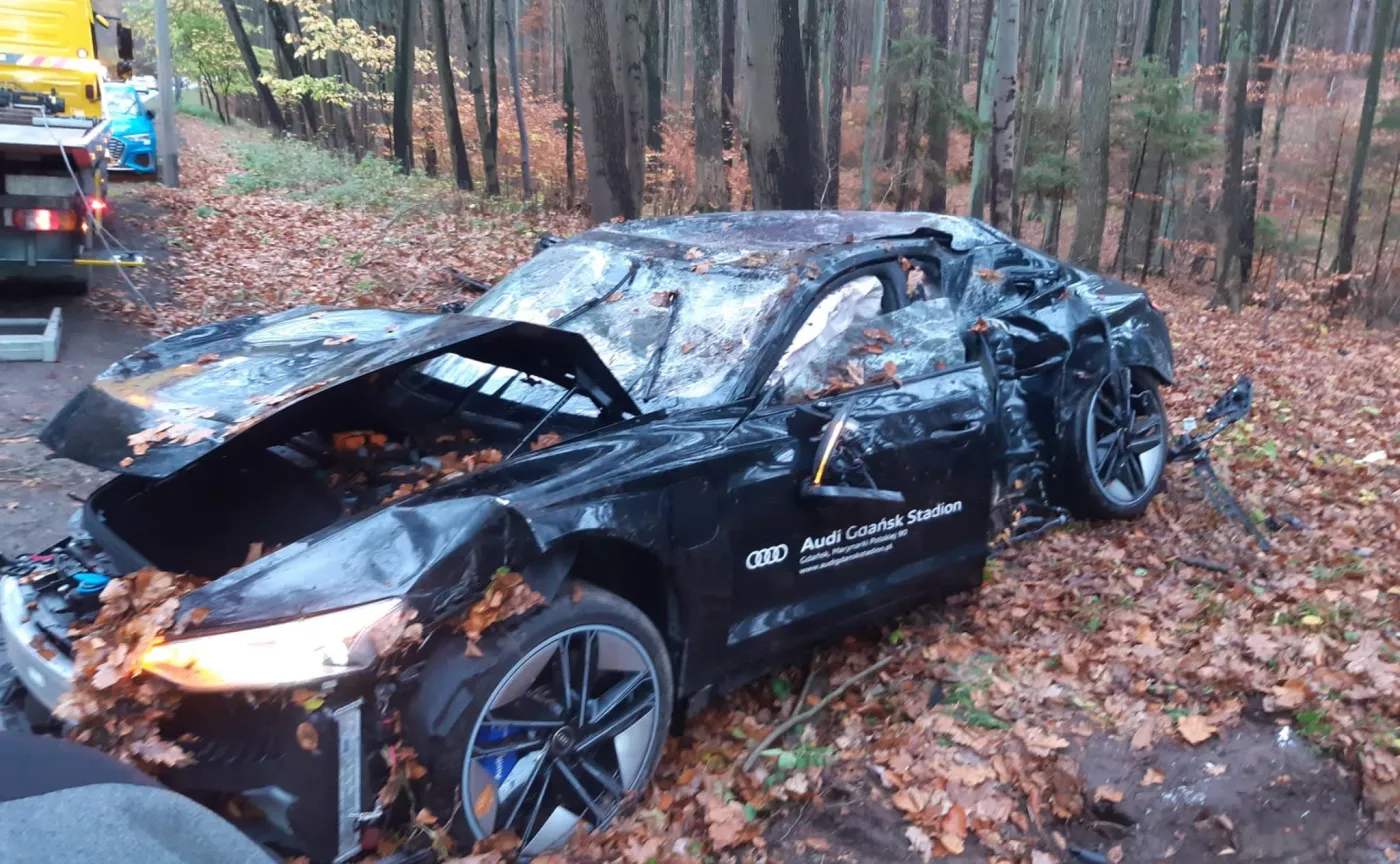 Elektryczne Audi RS e-tron GT rozbite w lesie