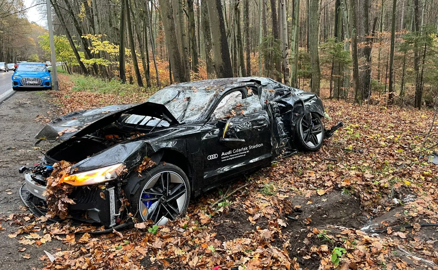 Elektryczne Audi za ponad 600 tys. zł roztrzaskane w lesie. Kto zapłaci za szkody?