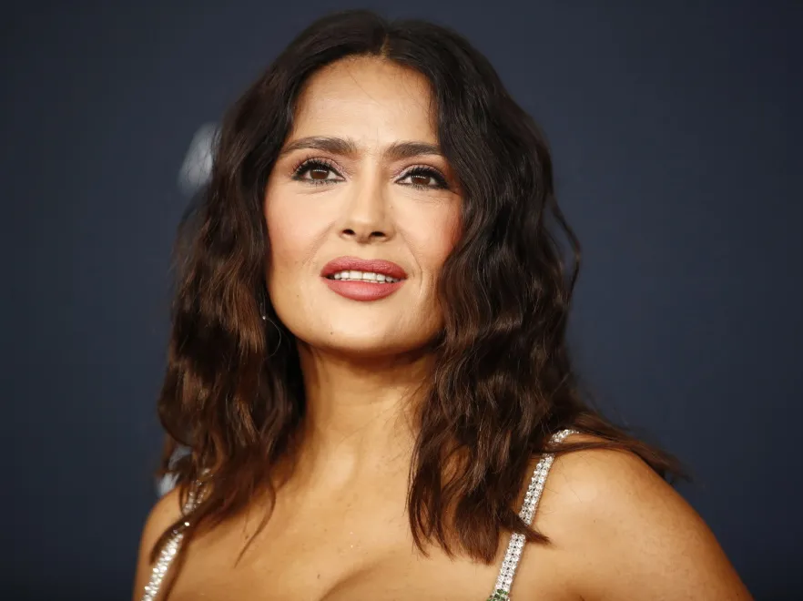 "Można oszaleć...". Dekolt 56-letniej Salmy Hayek rozgrzał internautów do czerwoności. FOTO