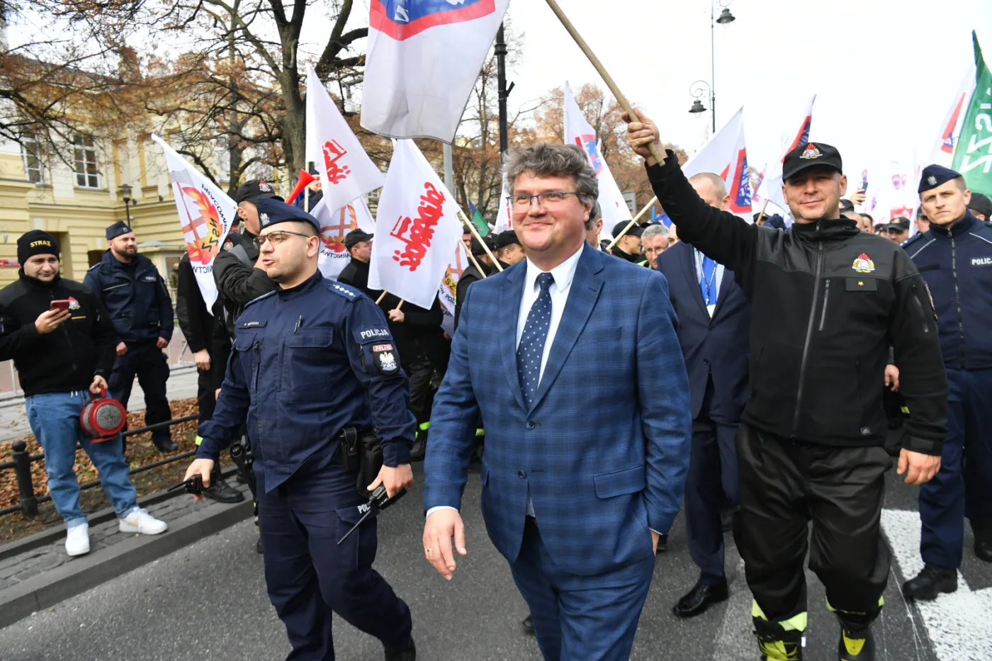 Protest służb mundurowych przed KPRM. Wiceszef MSWiA: Słyszymy wasze głosy