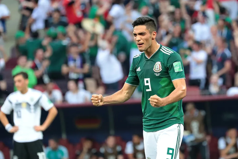 Trener Wolverhampton martwi się o zdrowie gwiazdy reprezentacji Meksyku