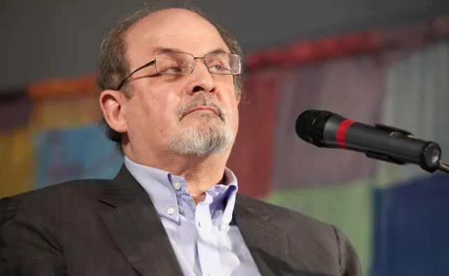 Salman Rushdie w rezultacie ataku nożownika stracił wzrok w jednym oku