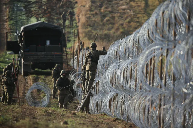 Szef MON do krytykujących budowę zapory na granicy z Rosją: Wstydźcie się!