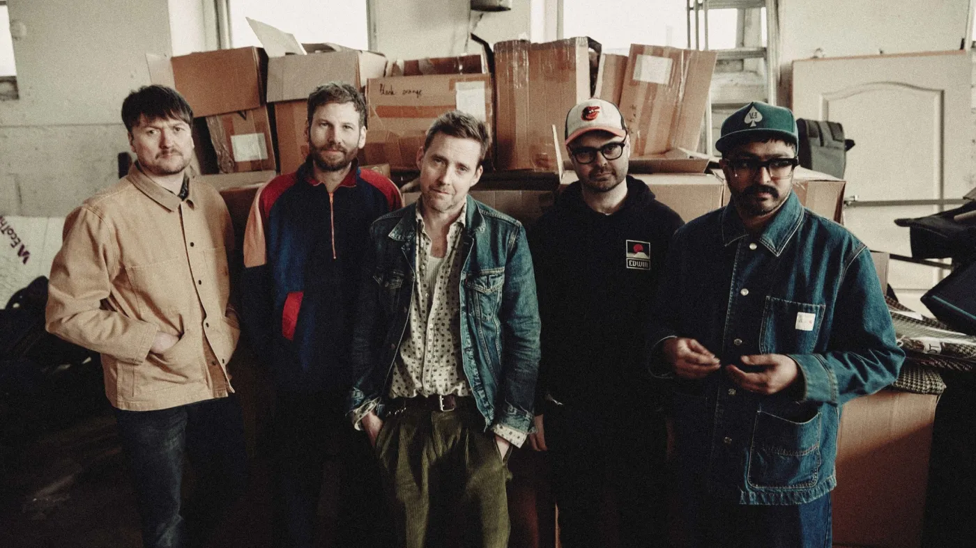 Powrót Kaiser Chiefs. Zespół zaprasza do tańca w nowym singlu “How 2 Dance”