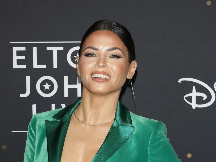 Żadnej bielizny i marynarka z baaardzo głębokim dekoltem. Jenna Dewan błysnęła biustem. FOTO